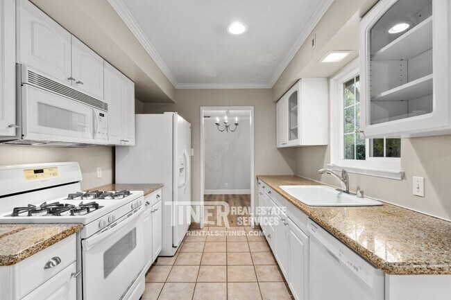 Building Photo - Stunning Sacramento Cottage