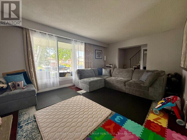 Building Photo - 906 Cecylia Ct