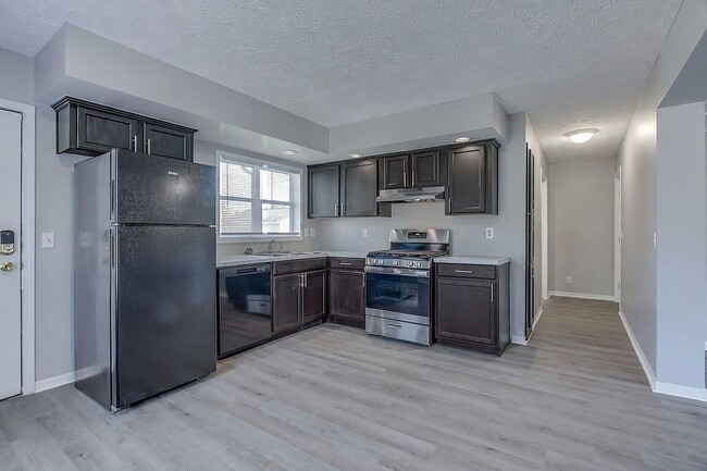 Building Photo - 4 Bed / 2 Full Bath Tri-Level — Garage, Dishwasher, Central A/C, W/D Hookups - Built 2001