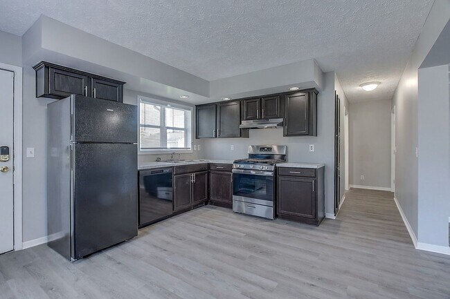 Foto del edificio - 4 Bed / 2 Full Bath Tri-Level — Garage, Dishwasher, Central A/C, W/D Hookups - Built 2001