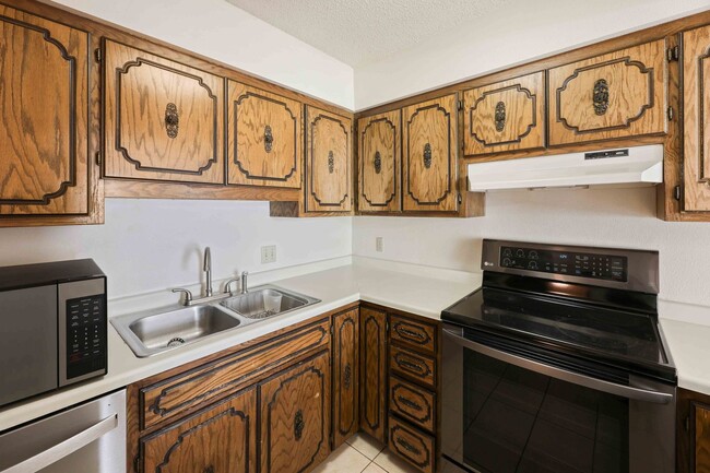 Building Photo - 3 Bedroom Townhome in St. Cloud