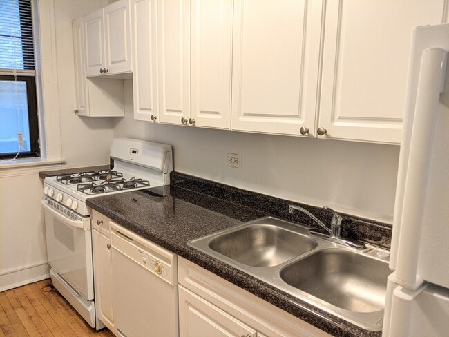 Foto del edificio - 925 Forest Ave