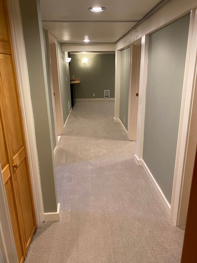 Pasillo - 1208 Colby Ave