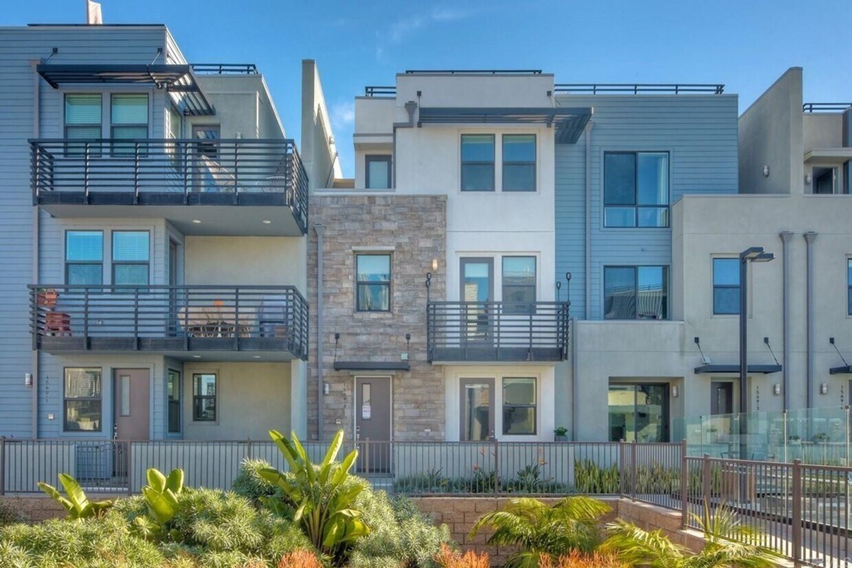 Foto principal - Downtown Oceanside Condo with pool and roo...