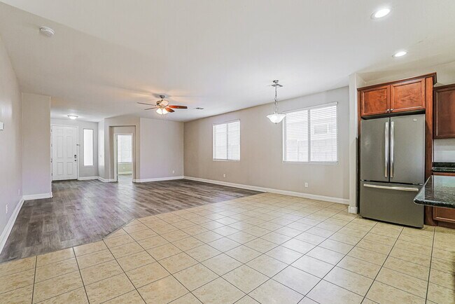 Building Photo - 1655 W Paisley Dr