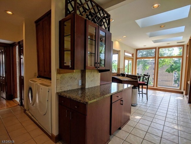 Laundry & Kitchen - 23 Franklin Pl