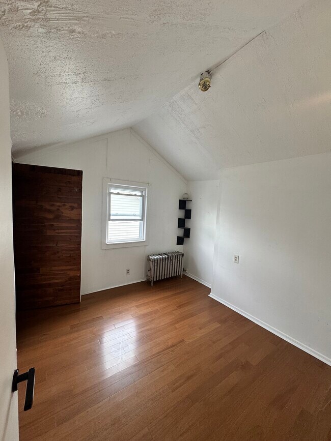 La segunda habitación se puede utilizar como dormitorio o sala de estar. - 327 Ellery Ave