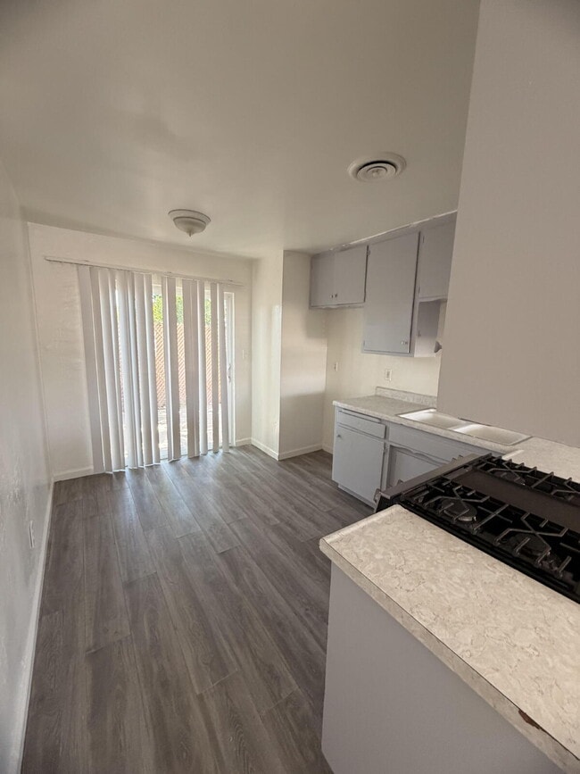 Building Photo - Charming 2 Bed / 1 Bath Four-Plex Unit Available Now!