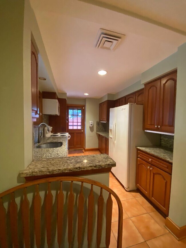 Foto del edificio - Charming French-Style Home in Sought-After...