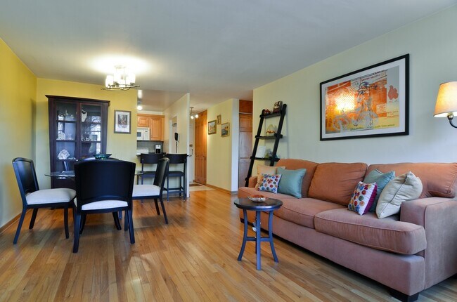 Building Photo - 555 W Cornelia Ave
