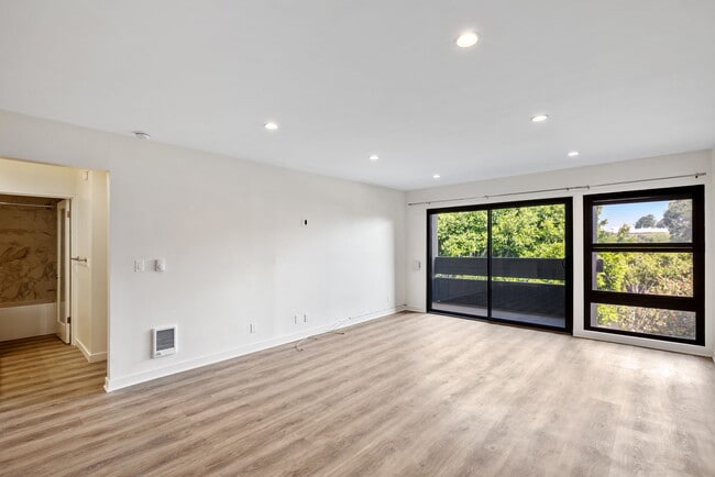 Foto del edificio - 7742 Redlands St