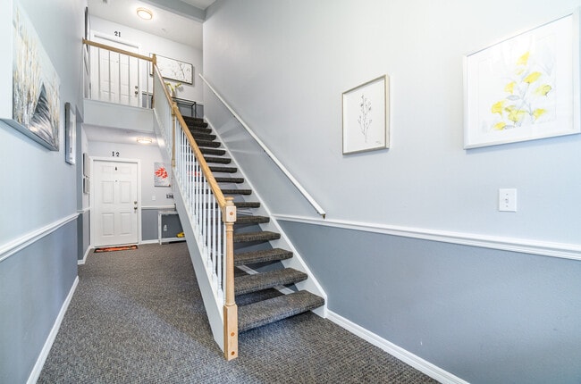 Building Photo - 1030 Loch Vail