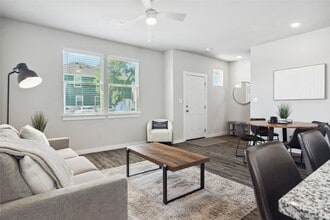 Building Photo - 523 Powell Dr