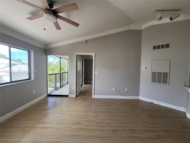 Foto del edificio - 703 Gardens Dr