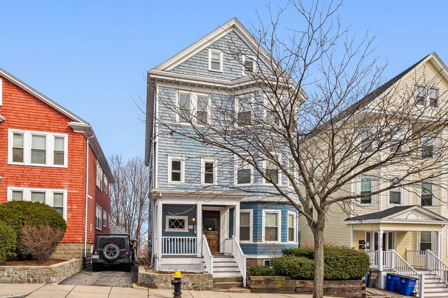 Building Photo - Fully renovated 5 bedroom unit on Mission Hill with a deck and shared backyard!