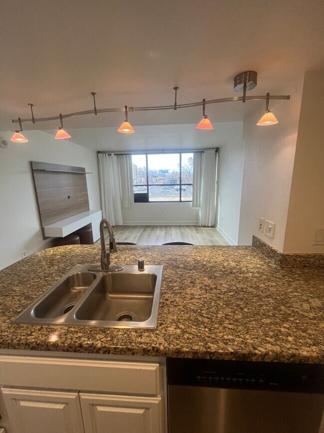 Foto del edificio - One Bedroom / One Bath Downtown Condo