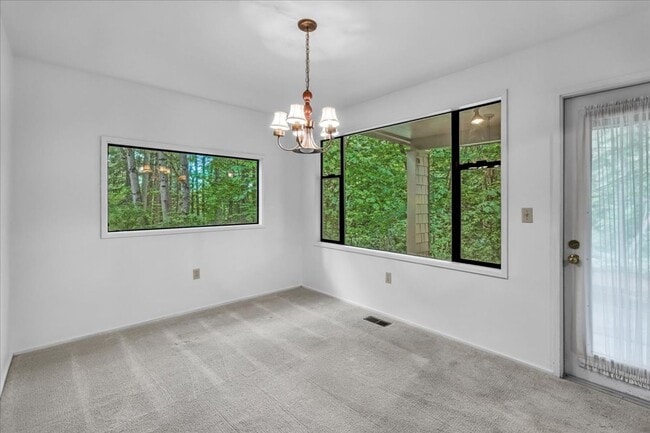 Building Photo - 3Bd/2Ba Issaquah Condo