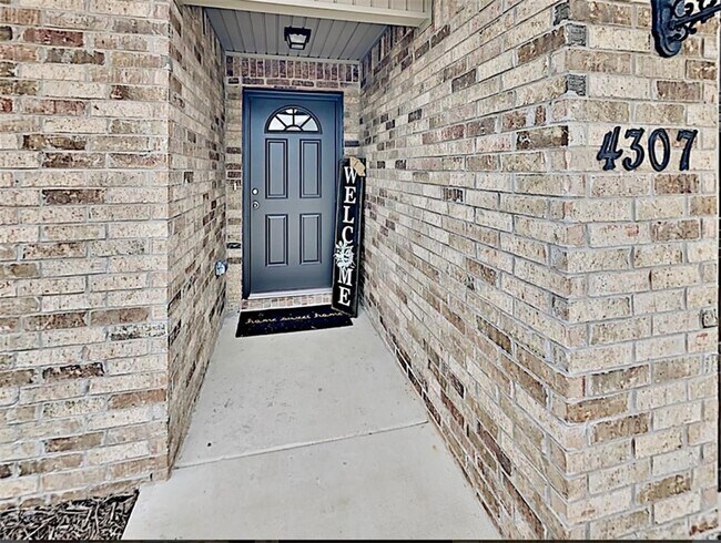 Building Photo - 4307 SW Laurel Hill Ave