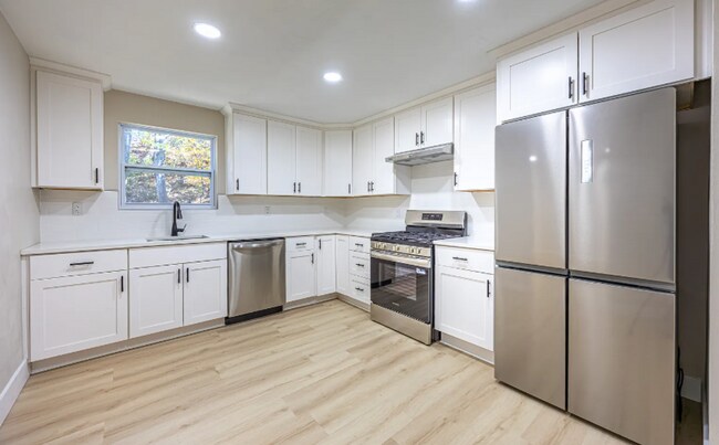 Building Photo - Updated 3 bedroom/2 bathroom home in Penn Hills!
