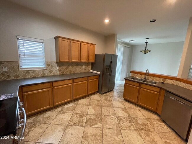 Foto del edificio - 40411 W Helen Ct