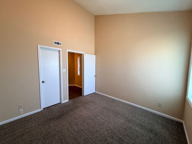 Foto del edificio - 2 bed/ 2 bathroom Townhome