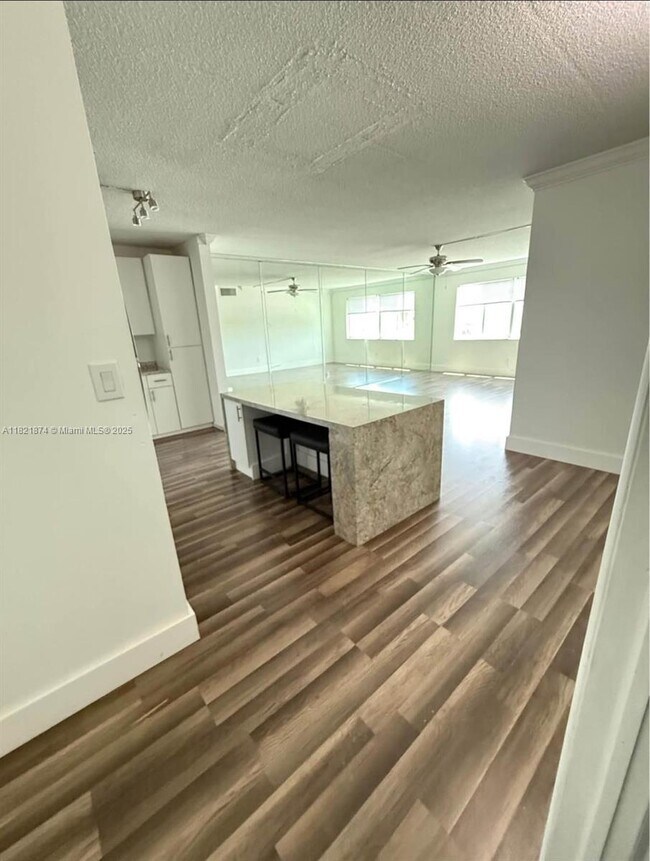 Foto del edificio - 14840 Naranja Lakes Blvd