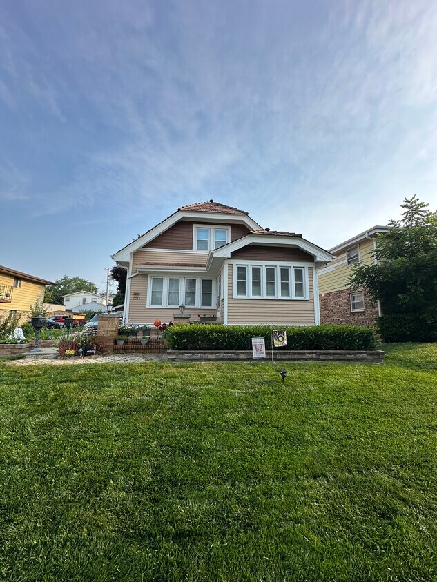 Primary Photo - 9036 W Howard Ave