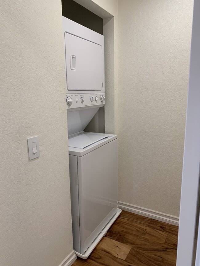 Laundry - 2601 S Broadmoor Dr