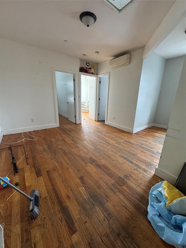 Foto del edificio - 96-02 Northern Blvd