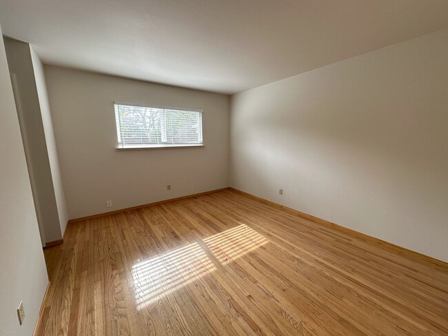 Building Photo - Hardwood floors, updated kitchen, great sc...