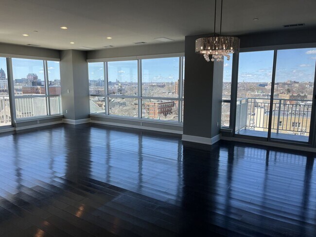 Foto del edificio - Spectacular 3 Bedroom Condo for Rent