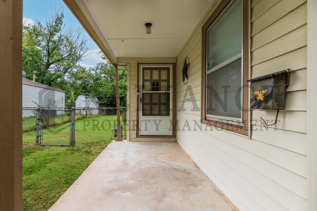 Building Photo - 1613 Green Acres St