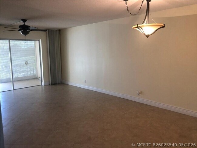 Building Photo - 1005 Country Club Dr