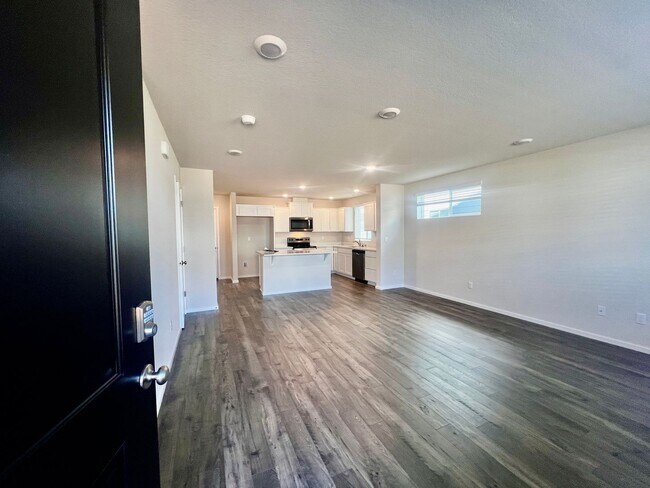 Building Photo - FREE RENT New Beauty! Location, location!!...