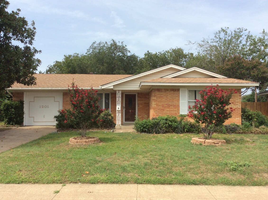 1201 Travis St, Garland, TX 75040 House Rental in Garland, TX