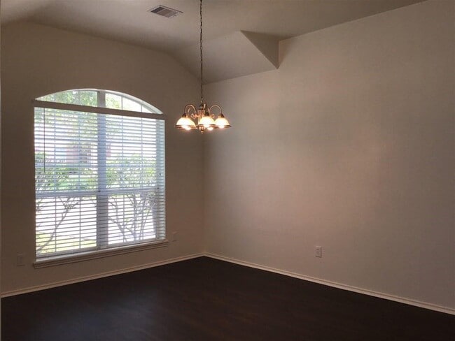 Building Photo - 7702 Summer Dale Dr