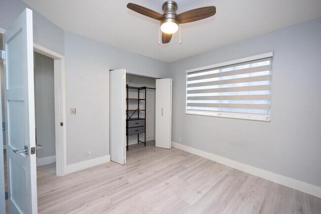 Foto del edificio - 50 Desford Ln