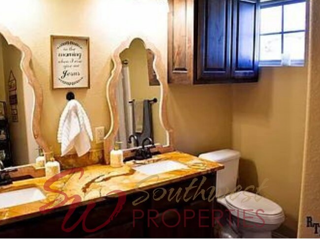 Foto del edificio - Charming 3-Bedroom Home Near Downtown & Hospital
