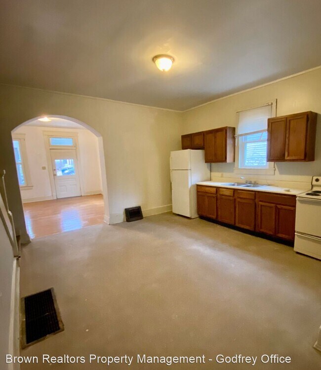 Building Photo - 3 br, 1 bath House - 923 E 7th