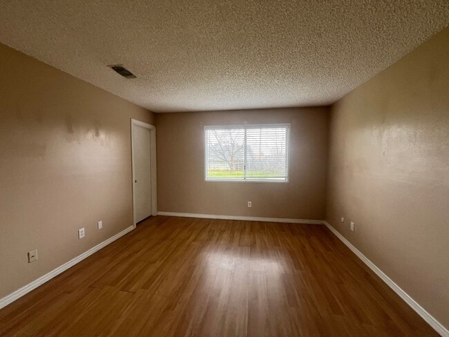 Building Photo - Golden Hills!