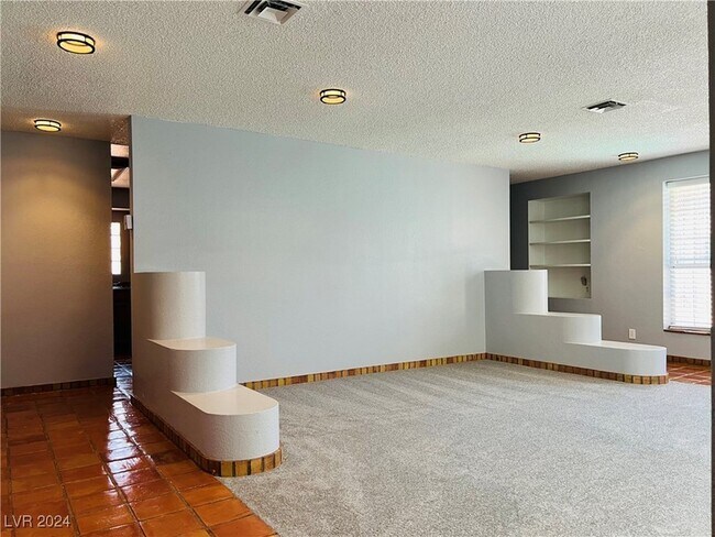 Building Photo - 305 Norlen St