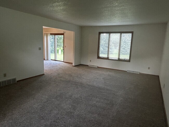 Building Photo - Spacious 3 Bedroom Duplex For Rent.