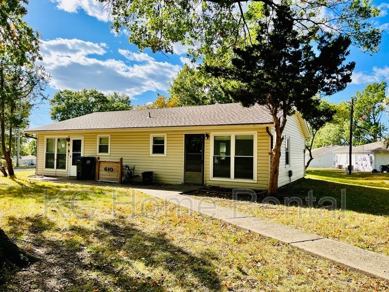 610 NW Fieldcrest Dr Unit B, Lee's Summit, MO 64081 Condo for Rent in