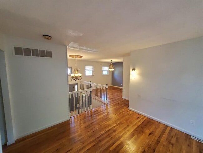 Building Photo - 2010 E Humes Ln