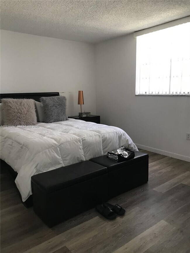 Foto del edificio - 10000 NW 80th Ct