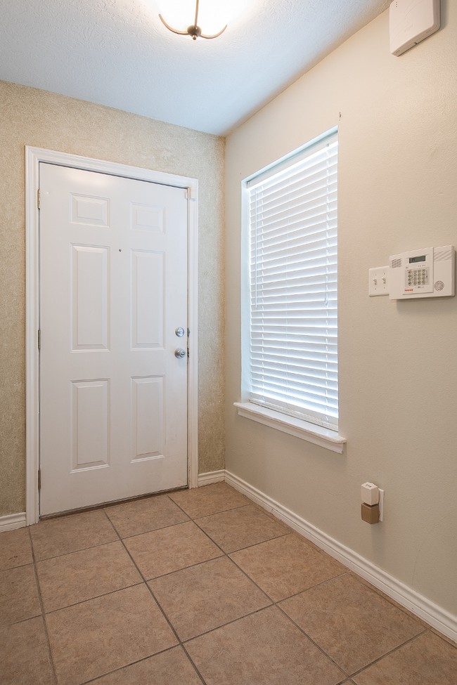 Foto del edificio - 1423 Western Oaks Ct