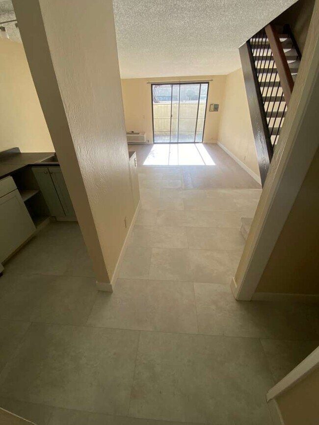 Building Photo - 3029 Kaiser Dr