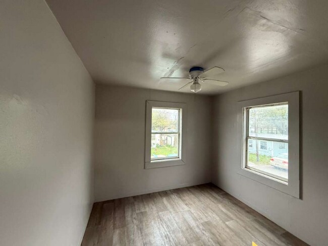 Foto del edificio - 613 N Eye St