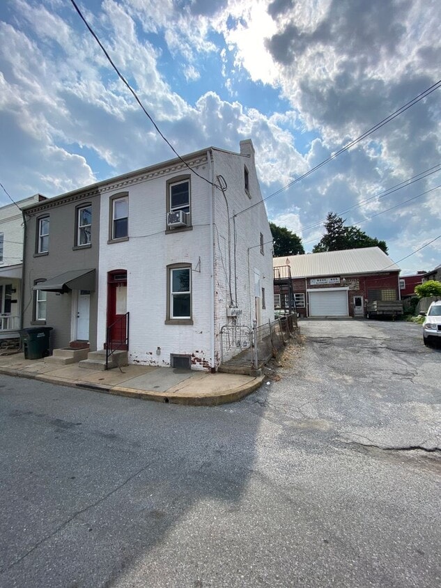 444 N Concord St Unit Apt 1, Lancaster, PA 17603 Room for Rent in