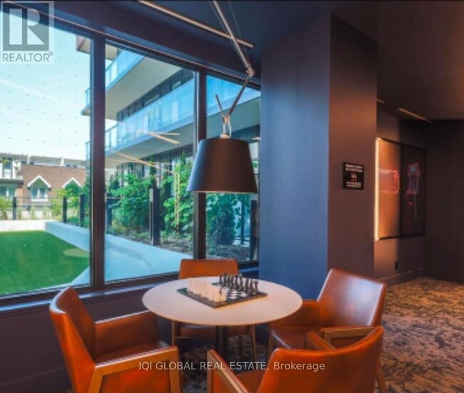 Building Photo - 285 Dufferin St